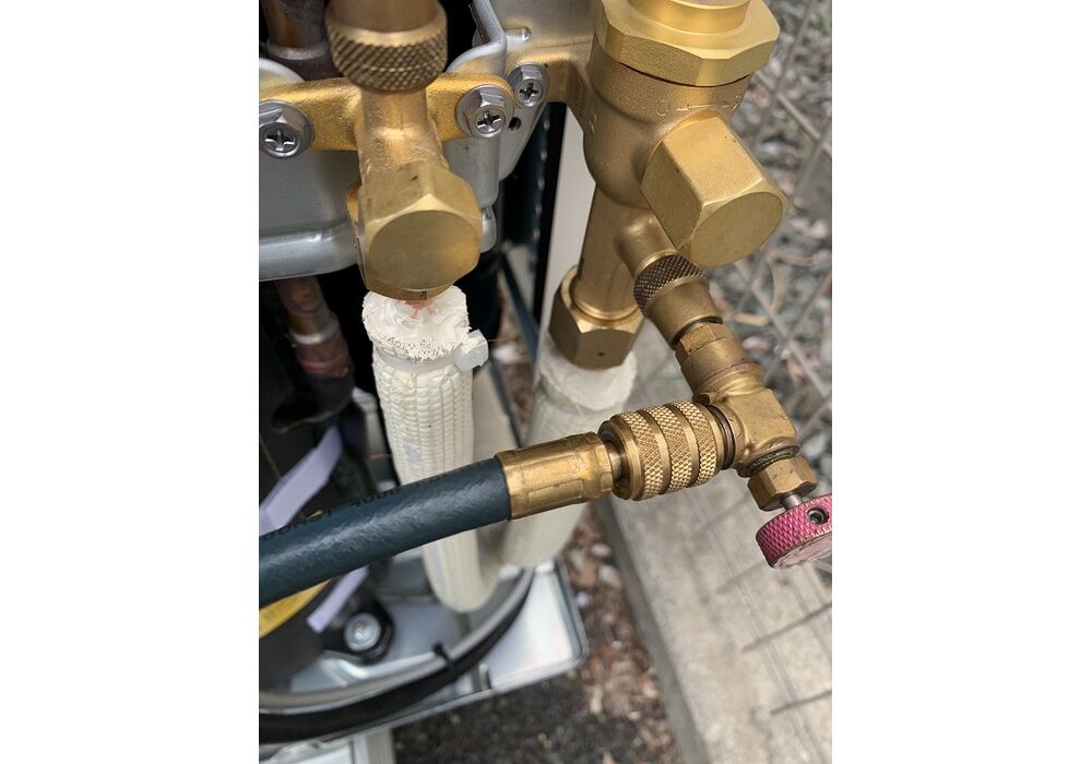 室外機内配管接続部コーキング処理完了